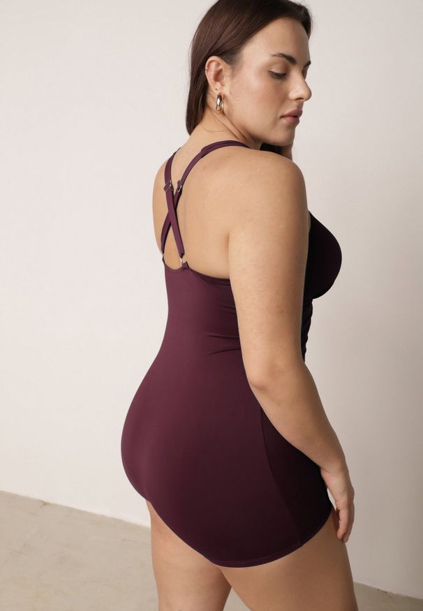 Born2be - Bordowy Strój Kąpielowy Jednoczęściowy z Nogawkami Typu Bokserki Glysaela. Kolor: czerwony. Wzór: ażurowy