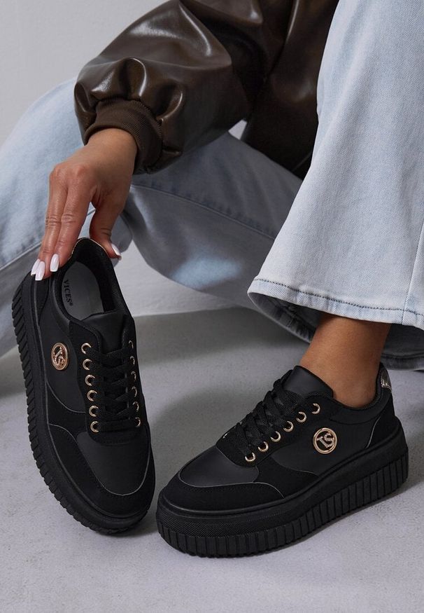 Renee - Czarne Sneakersy Vices na Platformie z Tłoczeniem Ozdobione Metaliczną Aplikacją Eriri. Okazja: do pracy. Kolor: czarny. Materiał: jeans. Wzór: aplikacja. Obcas: na platformie