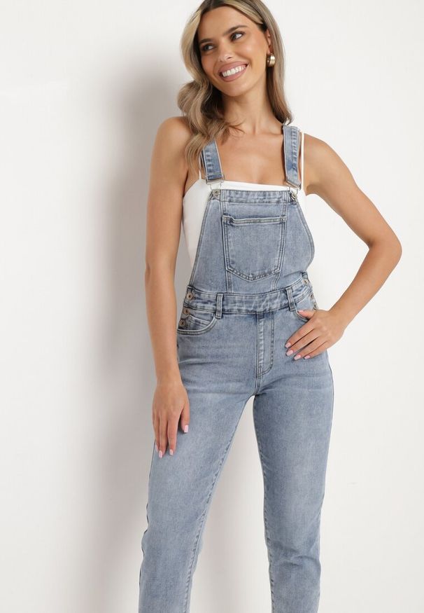 Born2be - Niebieskie Ogrodniczki Jeansy na Regulowanych Szelkach Zapinane na Guziki Aritias. Okazja: na co dzień. Kolor: niebieski. Materiał: jeans. Styl: casual, klasyczny, elegancki