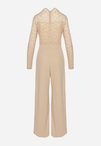 Born2be - Jasnobeżowy Koronkowy Kombinezon z Wiskozą z Szerokimi Nogawkami Ninarena. Okazja: na co dzień. Kolor: beżowy. Materiał: koronka, wiskoza. Długość rękawa: długi rękaw. Długość: długie. Styl: casual, elegancki #2