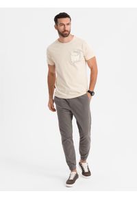 Ombre Clothing - Męski bawełniany t-shirt z printowaną kieszonką – kremowy V2 - Rozmiar: M. Okazja: na co dzień. Kolor: kremowy. Materiał: bawełna. Długość: krótkie. Wzór: aplikacja. Styl: klasyczny, casual #7