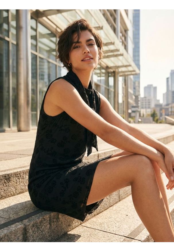 Sinsay - Sukienka mini z półgolfem i materiałowym szalem - czarny. Kolor: czarny. Materiał: materiał. Długość: mini