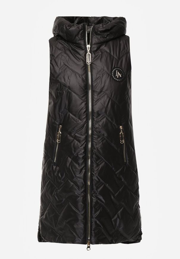 Renee - Czarna Długa Pikowana Kamizelka z Kapturem i Ozdobną Naszywką Mentape. Typ kołnierza: kaptur. Kolor: czarny. Długość: długie. Wzór: aplikacja. Styl: sportowy