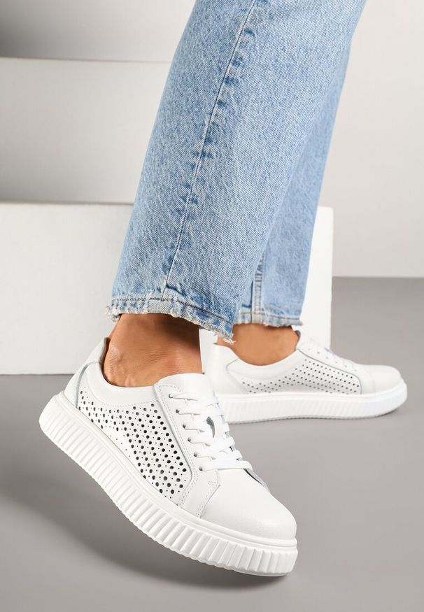 Renee - Białe Skórzane Sneakersy Typu Tenisówki z Ozdobną Perforacją Faladwena. Okazja: na co dzień. Zapięcie: sznurówki. Kolor: biały. Materiał: skóra. Obcas: na obcasie