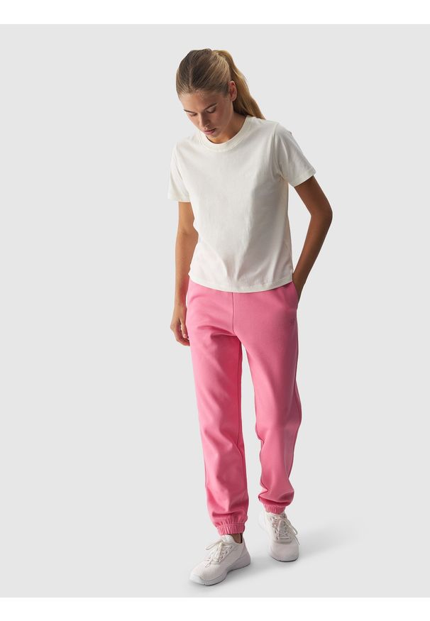 4f - 4F Spodnie dresowe joggery damskie - różowe L. Kolor: różowy. Materiał: dresówka. Wzór: gładki, ze splotem