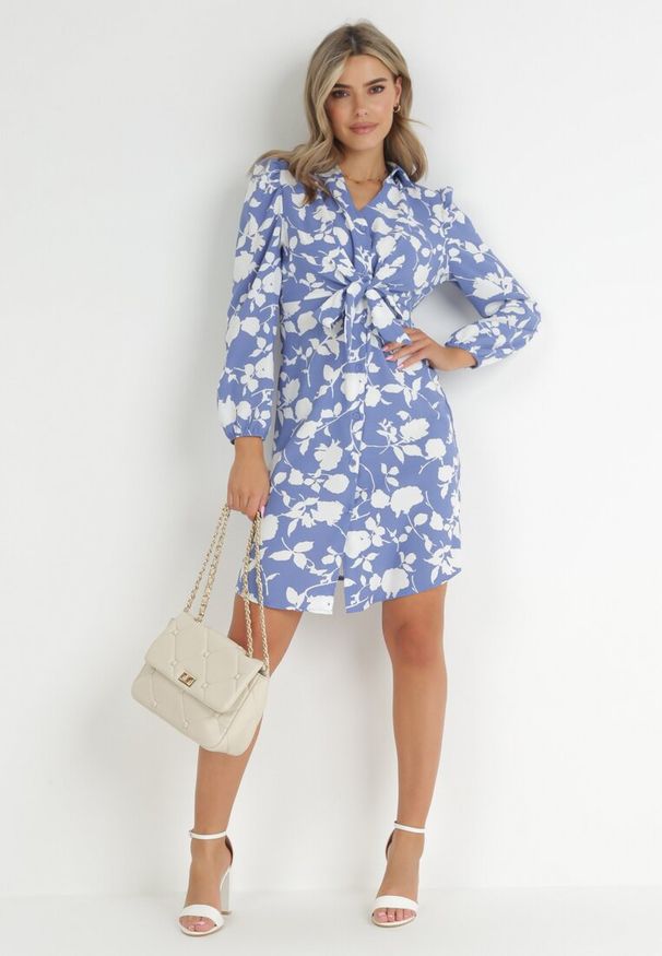 Born2be - Niebieska Sukienka Koszulowa z Wiązaniem Aieho. Kolor: niebieski. Długość rękawa: długi rękaw. Typ sukienki: koszulowe. Długość: mini