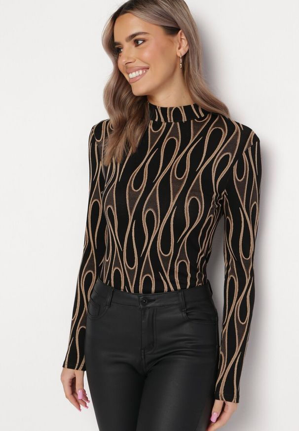Born2be - Czarna Dopasowana Bluzka z Półgolfem w Abstrakcyjny Wzór Miastes. Okazja: na spotkanie biznesowe, na co dzień. Kolor: czarny. Materiał: jeans. Styl: elegancki, biznesowy, klasyczny, casual