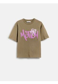 Reserved - Bawełniany t-shirt z nadrukiem - warm olive. Materiał: bawełna. Wzór: nadruk #1