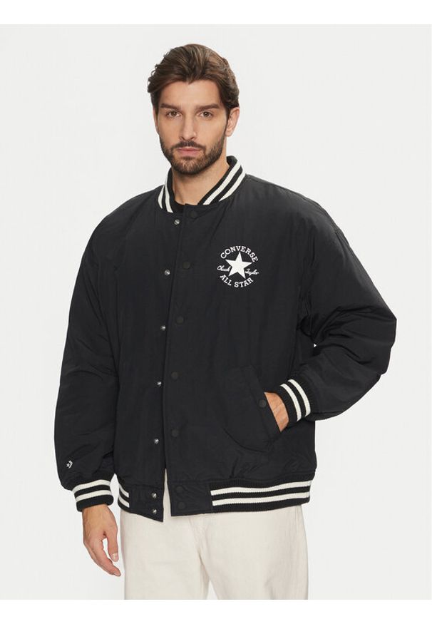 Converse Kurtka bomber Varsity 10026976-A01 Czarny Regular Fit. Kolor: czarny. Materiał: syntetyk