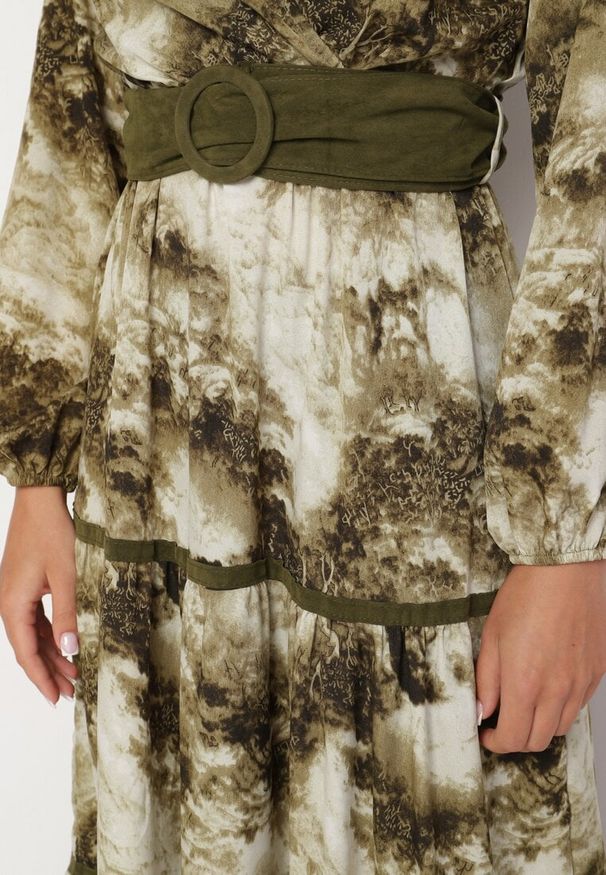 Born2be - Ciemnozielona Sukienka o Kopertowym Kroju w Abstrakcyjny Wzór z Gumką i Paskiem w Talii Edinolla. Okazja: na co dzień, na imprezę. Kolor: zielony. Długość rękawa: długi rękaw. Typ sukienki: kopertowe. Styl: casual, elegancki