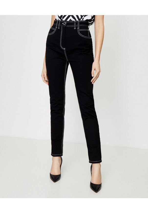 Balmain - BALMAIN - Czarne jeansy z wysokim stanem. Stan: podwyższony. Kolor: czarny. Wzór: aplikacja