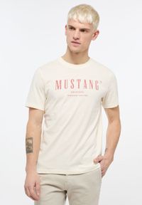 Mustang - MUSTANG ALEX C PRINT MĘSKI T-SHIRT KOSZULKA LOGO NADRUK PRISTINE 1013802 8001. Wzór: nadruk