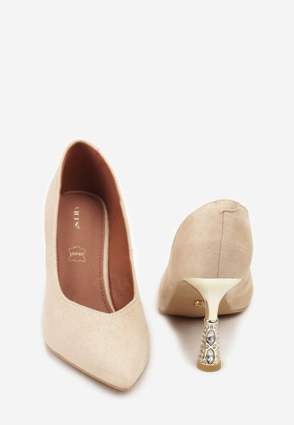 Renee - Beżowe Szpilki Vices z Wkładką ze Skóry Naturalnej Ozdobione Cyrkoniami Gioriana. Kolor: beżowy. Materiał: skóra. Wzór: aplikacja. Obcas: na szpilce. Styl: elegancki, klasyczny. Wysokość obcasa: średni