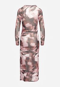 Renee - Brązowa Dopasowana Sukienka Siateczkowa Maxi z Rozcięciem i Marszczeniem Soininen. Kolor: różowy. Materiał: tkanina. Wzór: nadruk. Typ sukienki: dopasowane. Styl: elegancki. Długość: maxi #4