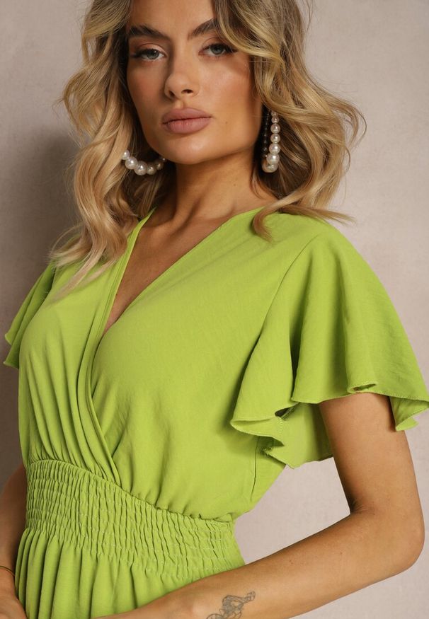 Renee - Jasnozielona Sukienka z Falbankami i Marszczoną Gumką w Talii Edenia. Typ kołnierza: kołnierz z falbankami. Kolor: zielony