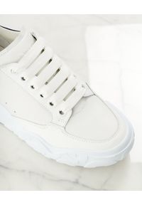 Alexander McQueen - ALEXANDER MCQUEEN - Białe sneakersy Court. Kolor: biały. Materiał: guma, zamsz #5