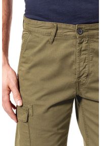 Wrangler - KRÓTKIE SPODENKI WRANGLER CARGO SHORT DUFFLEBAG GREEN W15DVD15U. Materiał: bawełna. Długość: krótkie. Wzór: moro. Styl: militarny #9