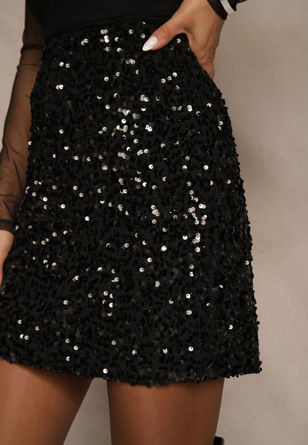 Renee - Czarna Spódnica z Cekinami o Kroju Ołówkowym Idiluna. Okazja: na imprezę, na co dzień. Kolor: czarny. Styl: casual, klasyczny