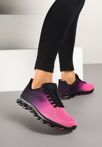 Renee - Fuksjowo-Czarne Buty Sportowe Sneakersy na Podeszwie ze Żłobieniami Aklirila. Nosek buta: okrągły. Zapięcie: sznurówki. Kolor: różowy. Materiał: materiał. Obcas: na obcasie. Wysokość obcasa: niski