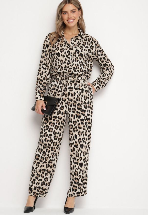 Born2be - Beżowa Koszula o Klasycznym Kroju we Wzór w Panterkę Zintrela. Okazja: na co dzień. Typ kołnierza: kołnierzyk klasyczny. Kolor: beżowy. Długość rękawa: długi rękaw. Długość: długie. Wzór: motyw zwierzęcy. Styl: klasyczny