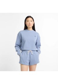 Bluza damska New Balance WT51514DUS – niebieska. Kolor: niebieski. Materiał: poliester, dresówka, materiał, bawełna, prążkowany. Wzór: aplikacja. Styl: klasyczny