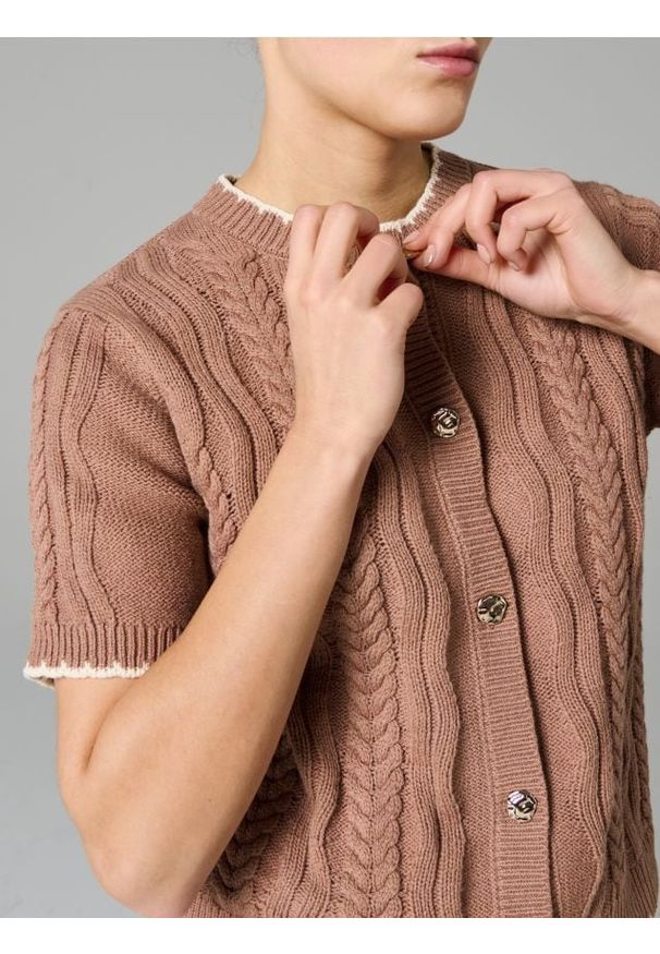 Sinsay - Dzianinowy kardigan z krótkim rękawem - brązowy. Kolor: brązowy. Materiał: dzianina. Długość rękawa: krótki rękaw. Długość: krótkie