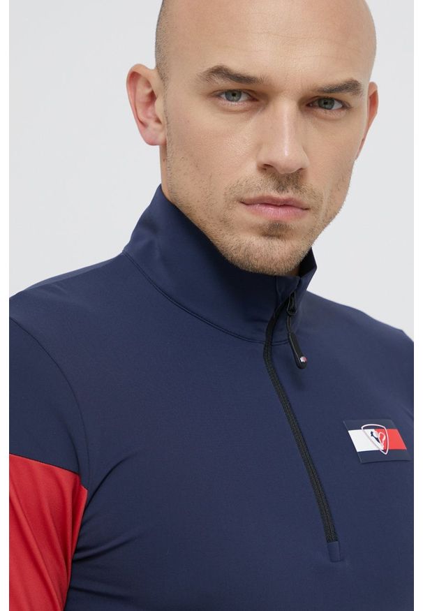 Rossignol Bluza x Tommy Hilfiger męska kolor granatowy z kapturem z nadrukiem. Okazja: na co dzień. Typ kołnierza: kaptur. Kolor: niebieski. Materiał: włókno, lycra, materiał. Długość: krótkie. Wzór: nadruk. Styl: casual