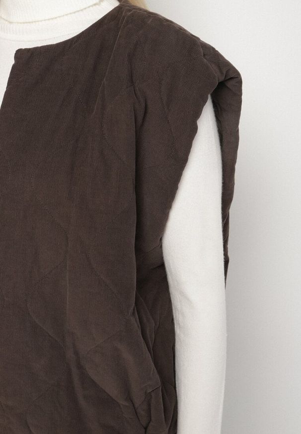 Born2be - Brązowa Niezapinana Kamizelka z Bawełnianego Sztruksu Tilanovia. Okazja: na co dzień. Kolor: brązowy. Materiał: sztruks, bawełna. Styl: elegancki, casual