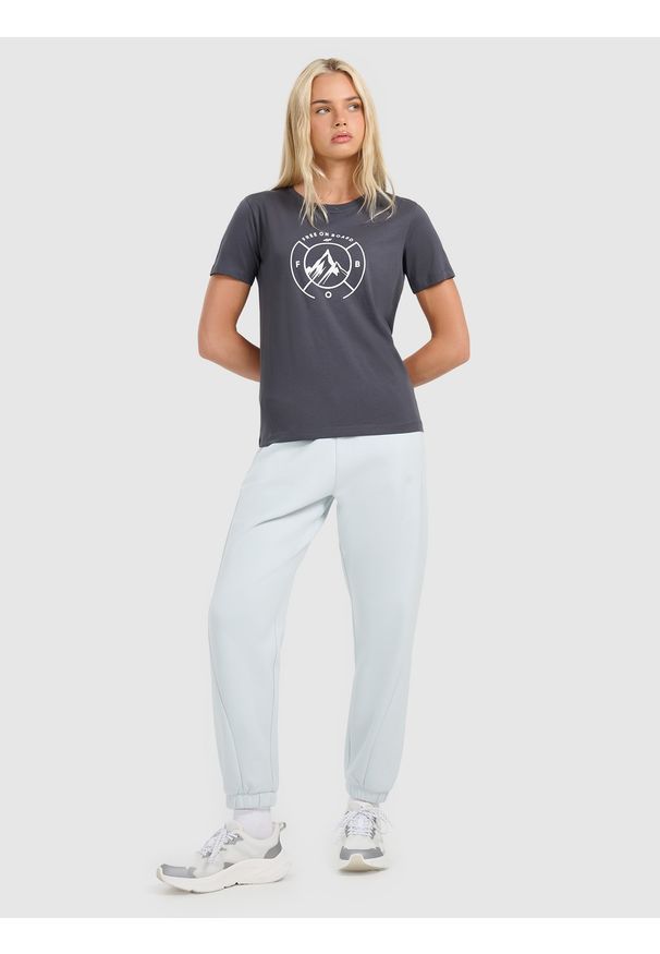4f - 4F T-shirt regular z nadrukiem damski - szary S. Okazja: na co dzień. Kolor: szary. Materiał: bawełna, dzianina. Długość rękawa: krótki rękaw. Długość: krótkie. Wzór: nadruk. Styl: casual