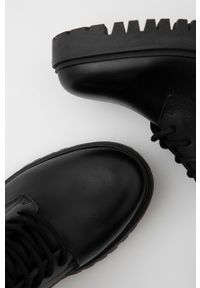 Guess workery skórzane Olone damskie kolor czarny na platformie. Nosek buta: okrągły. Zapięcie: sznurówki. Kolor: czarny. Materiał: skóra. Obcas: na platformie