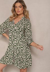 Renee - Zielona Sukienka Bawełniana o Rozkloszowanym Kroju w Etniczny Print Zalivine. Okazja: na co dzień, na spacer. Typ kołnierza: dekolt w kształcie V. Kolor: zielony. Materiał: bawełna. Wzór: nadruk. Sezon: lato. Typ sukienki: rozkloszowane. Styl: elegancki, casual #3