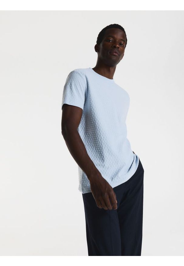 Reserved - Strukturalny t-shirt regular fit - jasnoniebieski. Kolor: niebieski. Materiał: bawełna