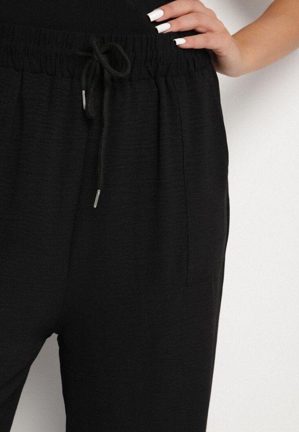 Born2be - Czarne Spodnie z Wiskozą o Szerokim Kroju ze Ściągaczem w Talii Lavirre. Okazja: na co dzień. Kolor: czarny. Materiał: wiskoza. Styl: wizytowy, casual, klasyczny