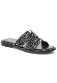 Czarne Klapki Filippo Modne Obuwie Damskie. Okazja: na co dzień. Kolor: czarny. Materiał: materiał. Wzór: aplikacja. Obcas: na płaskiej podeszwie. Styl: elegancki, casual #1