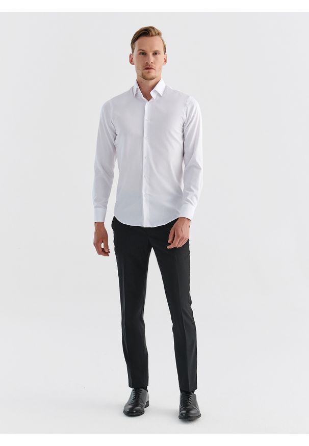 Pako Lorente - Elegancka biała koszula męska P000B-1X-577-B-S. Typ kołnierza: kołnierzyk klasyczny. Kolor: biały. Materiał: bawełna. Długość rękawa: długi rękaw. Długość: długie. Wzór: gładki. Styl: elegancki