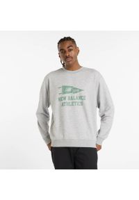 Bluza męska New Balance MT51929AG – szara. Typ kołnierza: bez kaptura. Kolor: szary. Materiał: poliester, bawełna. Wzór: napisy