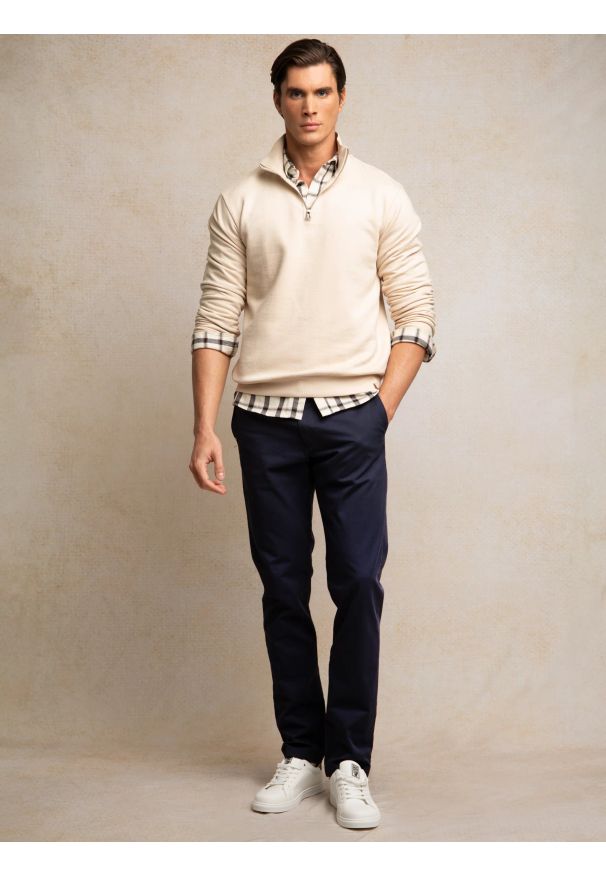 Big-Star - Bluza męska ze stójką kremowa Salih 103. Okazja: na co dzień. Typ kołnierza: kołnierzyk stójkowy. Kolor: biały. Materiał: dzianina, skóra, bawełna, wiskoza. Wzór: aplikacja. Styl: wizytowy, casual, elegancki