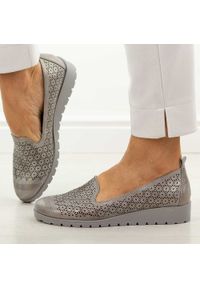 Szare ażurowe półbuty damskie M.Daszyński 1628-20. Okazja: na co dzień. Nosek buta: okrągły. Kolor: szary. Materiał: skóra. Szerokość cholewki: normalna. Wzór: ażurowy. Sezon: wiosna, lato. Styl: casual, elegancki, klasyczny #1