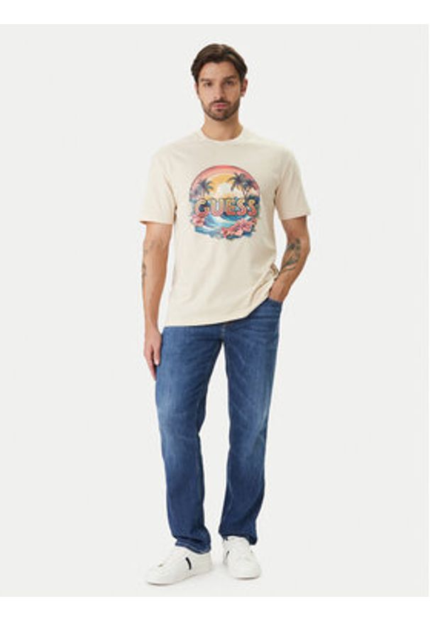 Guess T-Shirt F6GI08 K8FQ4 Beżowy Reglan Fit. Kolor: beżowy. Materiał: bawełna