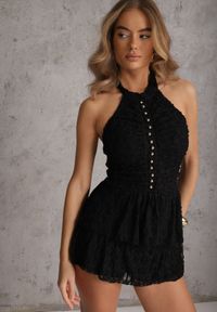 Renee - Czarna Sukienka Halter z Koronki Zdobiona Metalicznymi Guziczkami Corrarea. Typ kołnierza: dekolt halter. Kolor: czarny. Materiał: koronka. Wzór: aplikacja, koronka #2