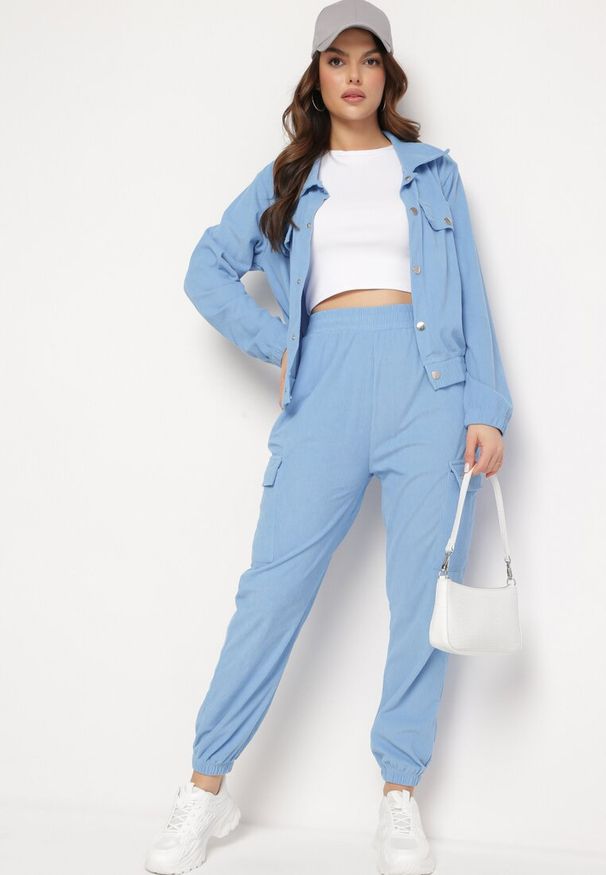 Born2be - Niebieski Komplet Dresowy Utility z Bluzą z Kołnierzykiem i Joggerami z Szerokimi Klapami Imixa. Kolor: niebieski. Materiał: dresówka. Wzór: aplikacja