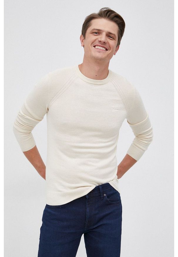 Guess - Sweter z domieszką wełny. Okazja: na co dzień. Kolor: beżowy. Materiał: wełna. Długość rękawa: długi rękaw. Długość: długie. Styl: casual