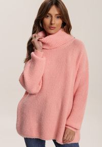 Renee - Łososiowy Golf Oversize Malia. Okazja: na co dzień. Typ kołnierza: golf. Kolor: różowy. Materiał: wiskoza, dzianina, skóra, jeans. Długość rękawa: długi rękaw. Długość: długie. Wzór: ze splotem, prążki. Styl: klasyczny, casual
