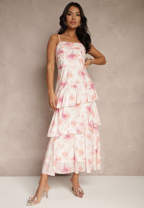 Renee - Różowa Sukienka na Ramiączkach z Falbankami i Marszczeniem w Kwiatowy Wzór Revoreine. Typ kołnierza: kołnierz z falbankami. Kolor: różowy. Długość rękawa: na ramiączkach. Wzór: kwiaty. Styl: klasyczny, elegancki