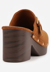 Renee - Brązowe Klapki Chodaki na Słupku z Cholewką z Nitami i Paskiem z Klamerką Jinnor. Kolor: brązowy. Materiał: zamsz. Wzór: ażurowy, haft. Sezon: lato. Obcas: na słupku. Styl: boho, rockowy. Wysokość obcasa: średni #8