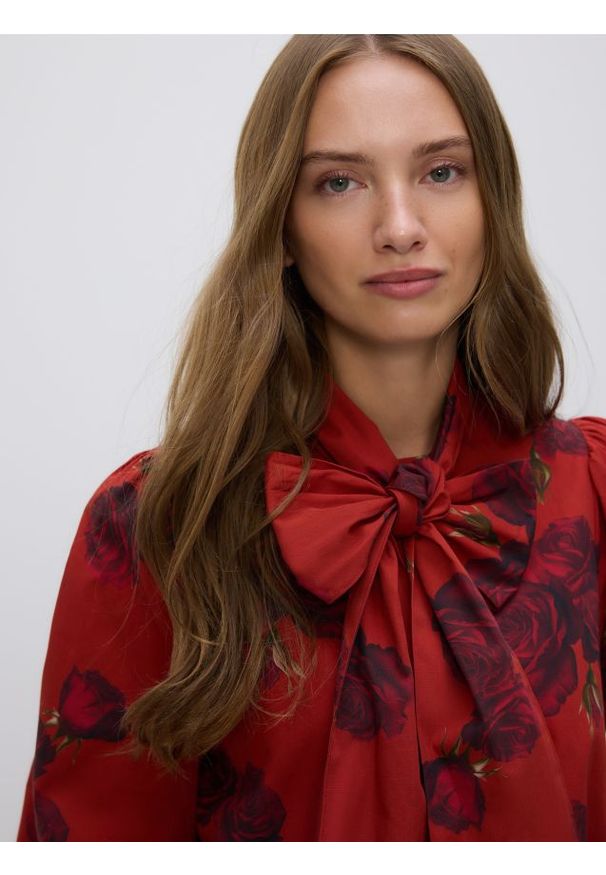 Reserved - Bawełniana koszula z wiązaniem - czerwony. Kolor: czerwony. Materiał: bawełna