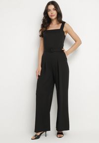 Born2be - Czarny Taliowany Kombinezon z Ozdobnym Paskiem i Klamrą Doloriela. Kolor: czarny. Styl: elegancki