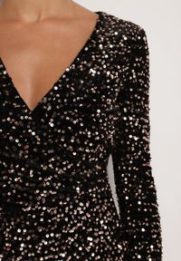 Born2be - Złoto-Czarna Dopasowana Cekinowa Sukienka z Kopertowym Dekoltem i Asymetrycznym Wycięciem Rinnalith. Okazja: na imprezę. Kolor: złoty. Typ sukienki: kopertowe, asymetryczne. Styl: elegancki, klasyczny #4