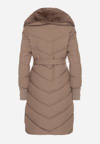 Born2be - Ciemnobeżowa Elegancka Kurtka z Pikowanymi Przeszyciami i Futrzanym Kołnierzem Gallea. Okazja: na spacer, na co dzień. Kolor: beżowy. Materiał: futro. Sezon: zima. Styl: elegancki #6