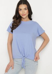 Born2be - Niebieski T-shirt z Bawełny z Ozdobnym Wiązaniem Sunitra. Okazja: na co dzień, na spotkanie biznesowe. Kolor: niebieski. Materiał: bawełna. Sezon: lato, wiosna. Styl: biznesowy, klasyczny, casual